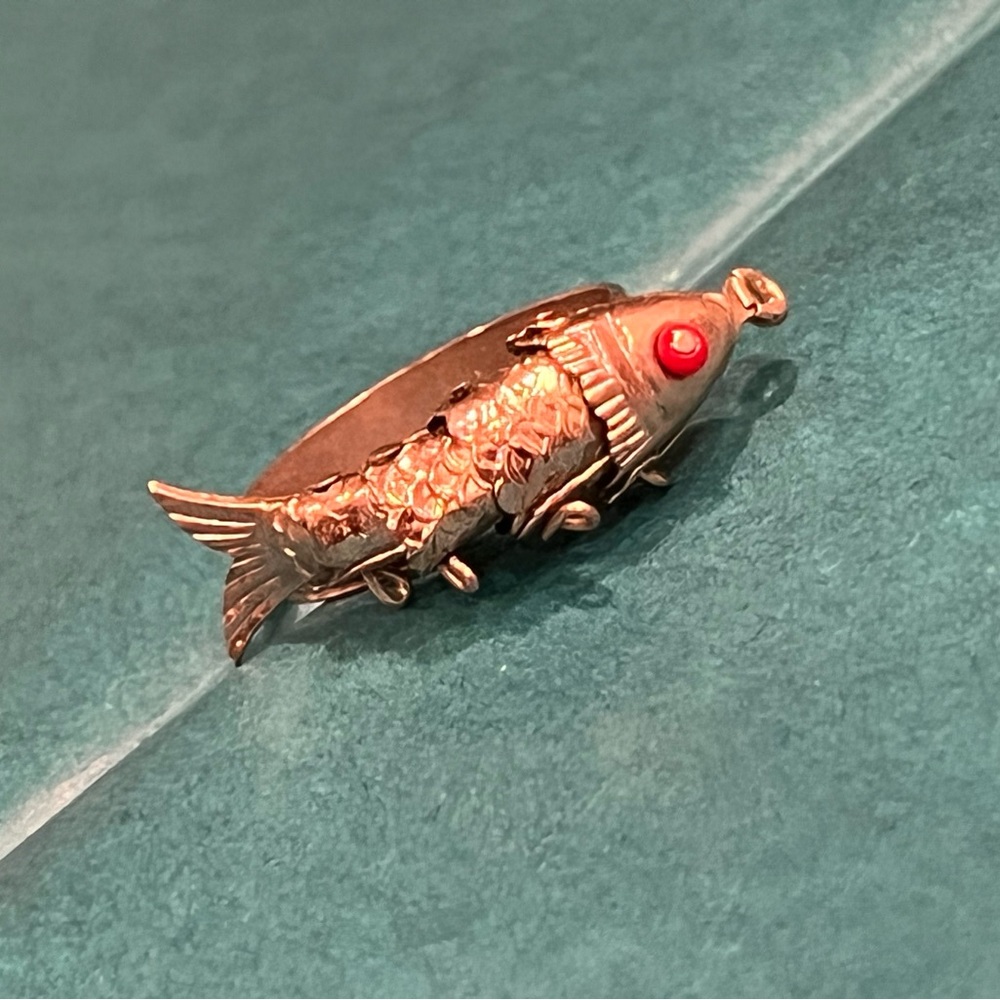 VINTAGE MOVING TIN PLATES ARTICULATED FISH FISHING ring - no lower offers